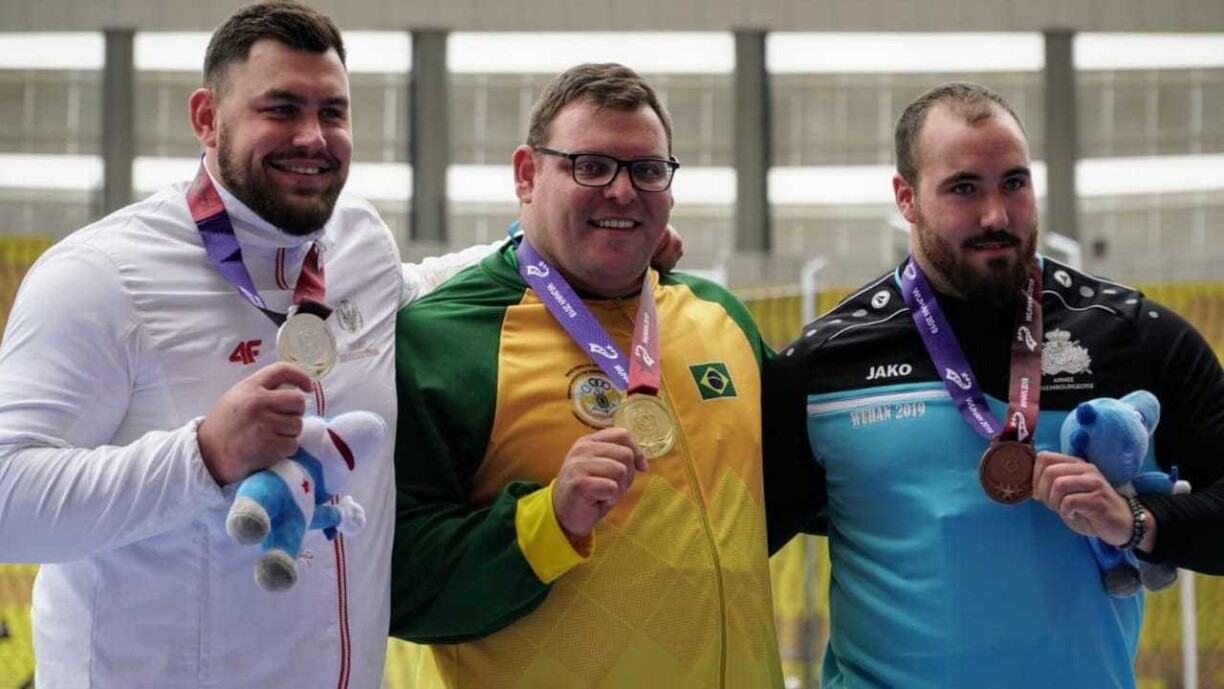 (de g. à dr.) Konrad Bukowiecki, Pologne ; Darlan Romani, Brésil ; 1er soldat-chef Bob Bertemes, membre de la section de sports d'élite