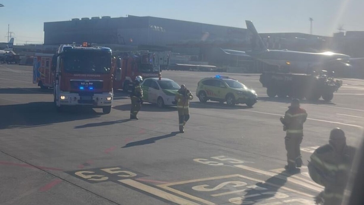 Les pompiers attendaient à l'arrivée de l'avion