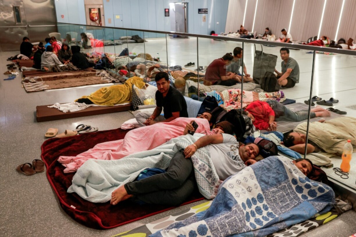 Des habitants de Ramat Gan, près de Tel-Aviv passent la nuit dans une station de métro pour se protéger des attaques de missiles iraniens contre Israël, le 17 juin 2025