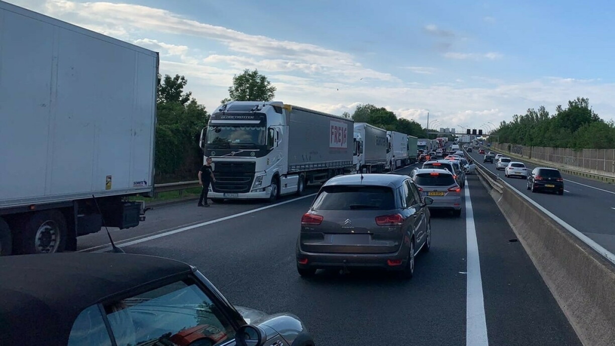 19h: malgré les remontrances de la police luxembourgeoise, des véhicules remontent l'A3. Les forces de l'ordre tentent de gérer le trafic comme ils le peuvent.