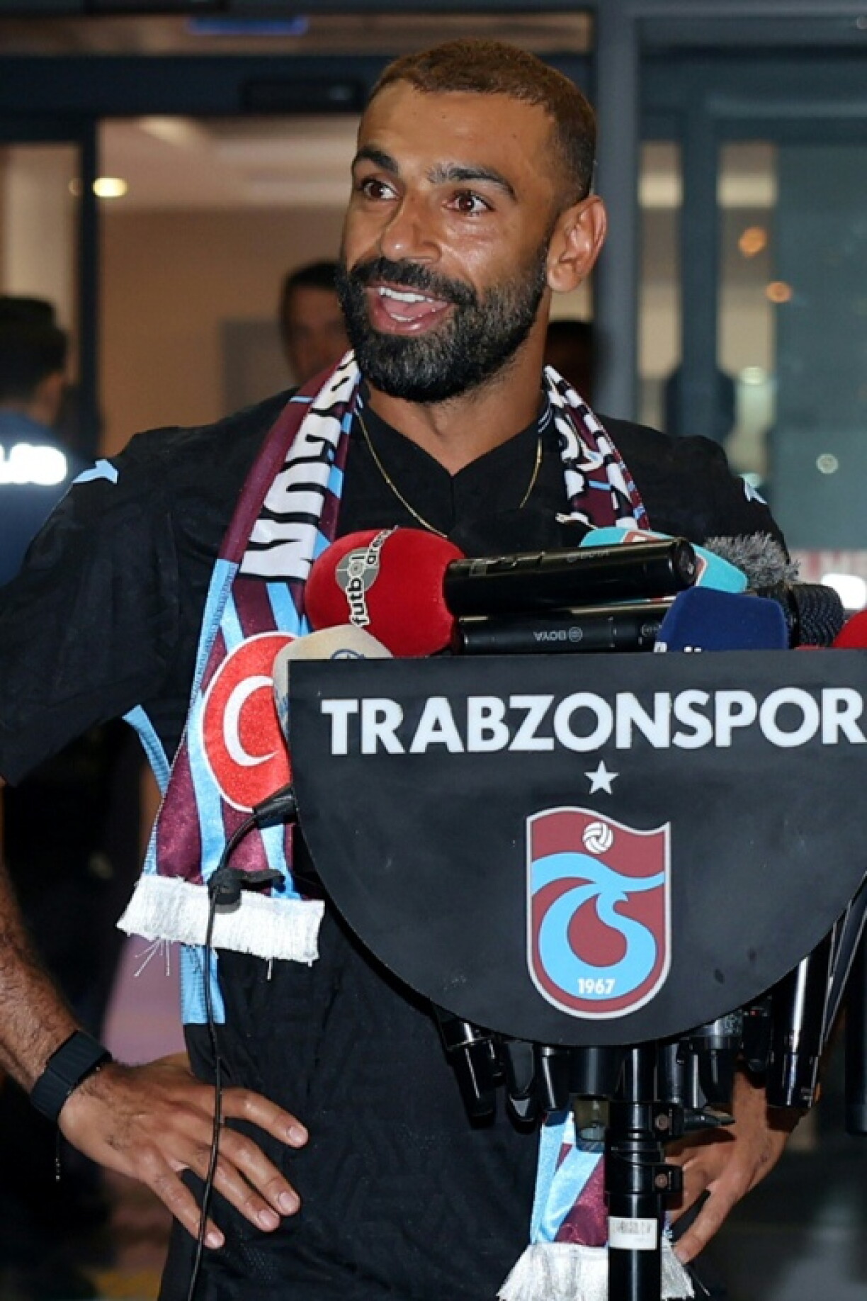 La star égyptienne Mohamed Salah accueilli par le club de Trabzonspor mercredi à l'aéroport de Trabzon, en Turquie.