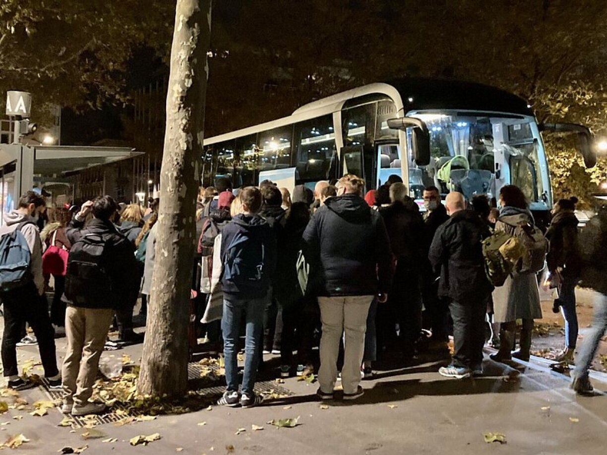 Des usagers attendent de pouvoir monter dans un bus à destination de la Gare de Metz le 21 octobre 2021