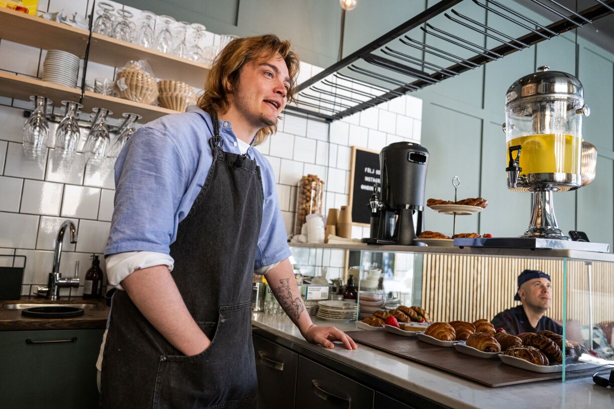 Le barista Kajetan Grzelczak (à gauche) et le client Andreu Vizquerra, originaire d'Espagne, sont photographiés au café Andon à Stockholm le 27 avril 2026.