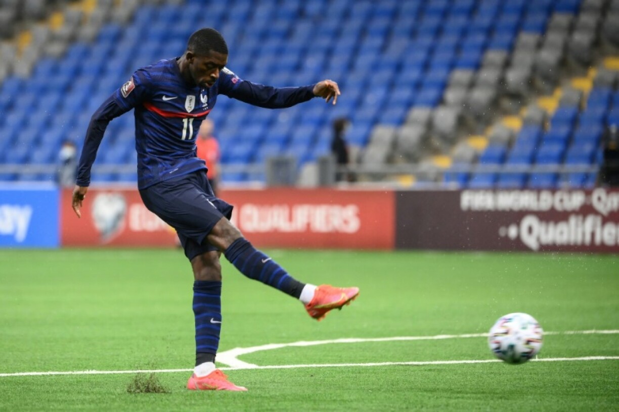 L'attaquant français Ousmane Dembélé tire et marque lors du match de qualification au Mondial 2022 contre le Kazakhstan, à Noursoultan, le 28 mars 2021