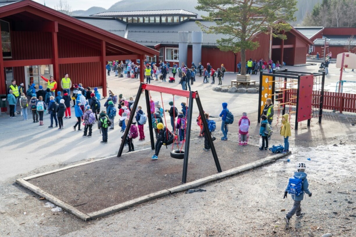 Des enfants retournent à l'école, le 27 avril 2020 à Trondheim, en Norvège