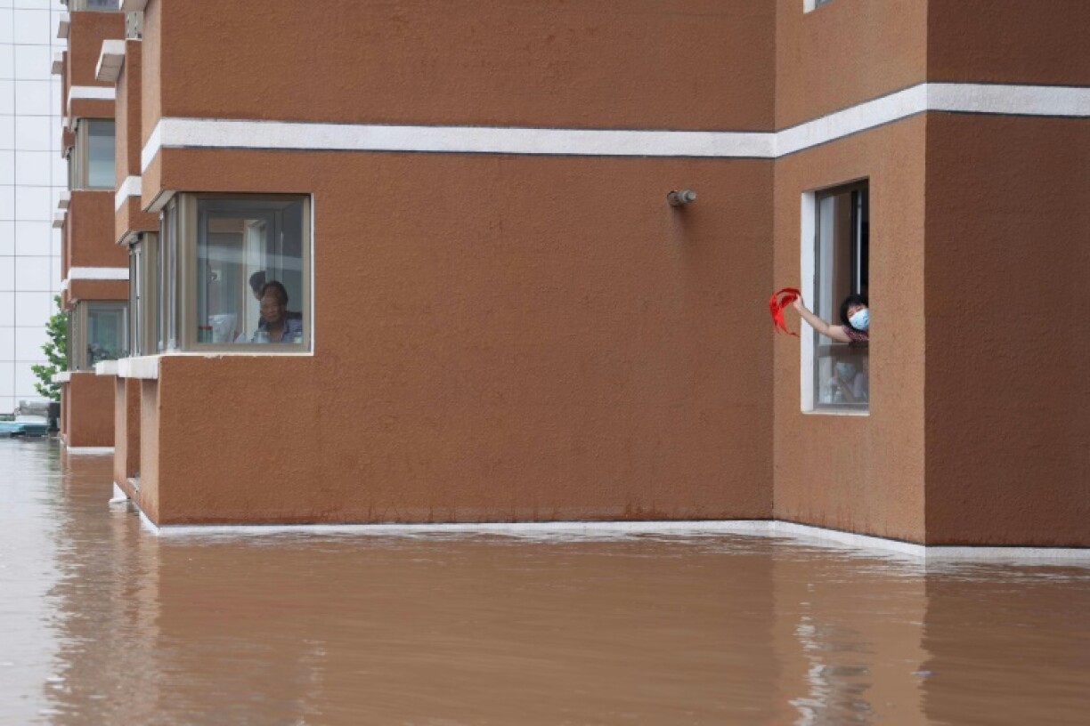 Des maisons touchés par les inondations à Zhuozhou, dans la province du Hebei, dans le nord de la Chine, le 2 août 2023