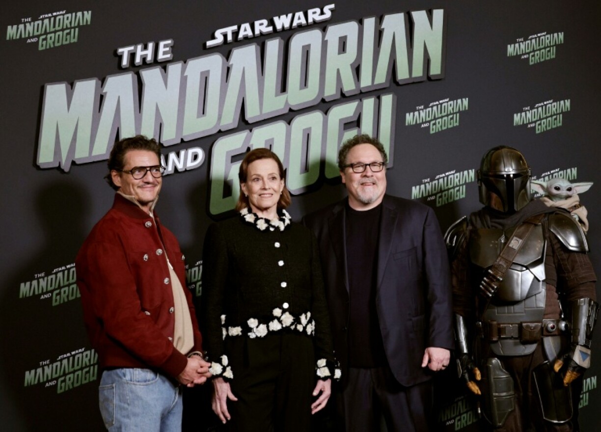 (GàD): L'acteur chilo-américain Pedro Pascal, l'actrice américaine Sigourney Weaver et le réalisateur américain Jon Favreau lors de l'avant-première du film "The Mandalorian and Grogu" au Grand Rex à Paris, le 5 mai 2026