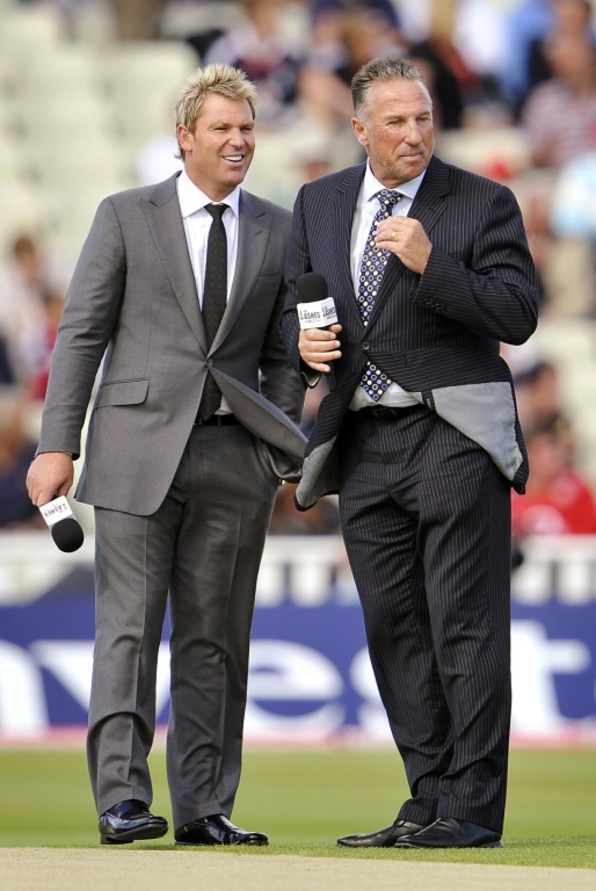 Former cricketing greats Shane Warne (L) and Ian Botham (R) played in some memorable Ashes contests