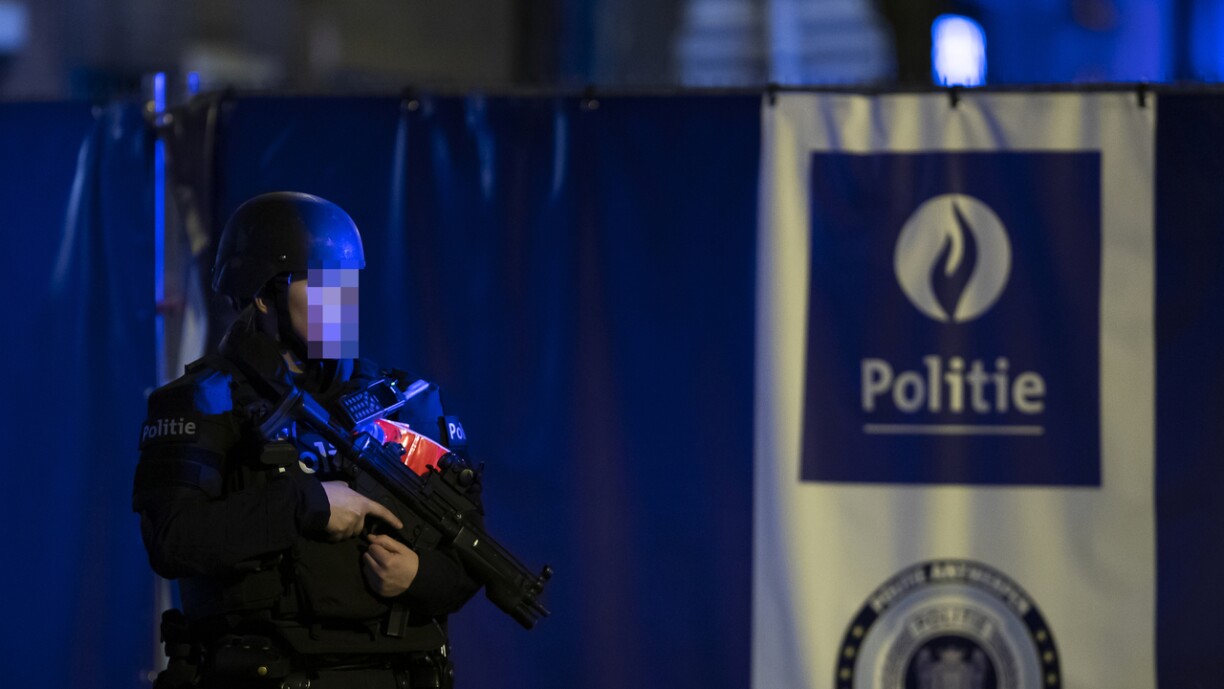 Un policier photographié à Anvers devant la scène du crime le 9 janvier 2023