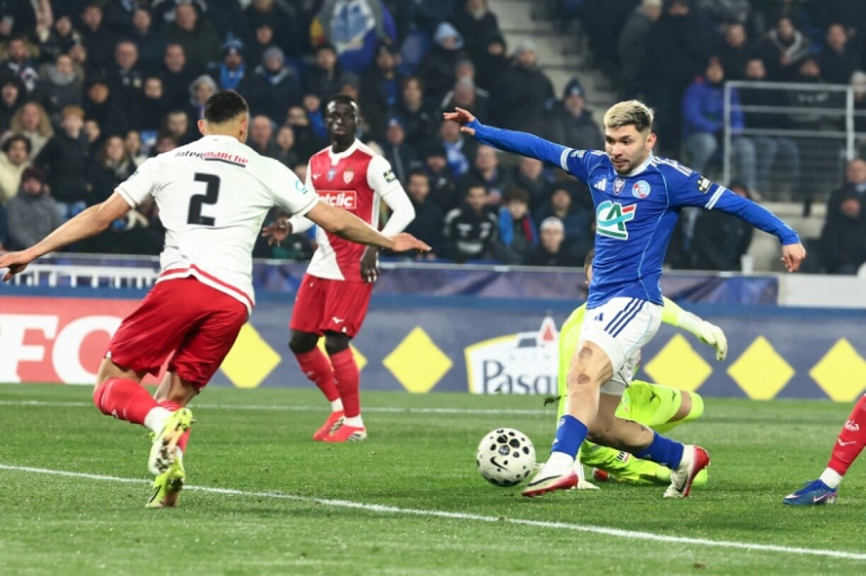 Le milieu de terrain de Strasbourg Julio Enciso (D) élimine le gardien de Monaco Philipp Kohn pour inscrire un but, à Strasbourg, le 5 février 2026