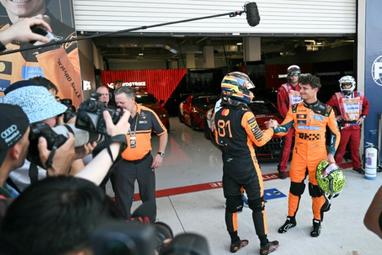L'Australien Oscar Piastri (G) et son coéquipier britannique de l'écurie McLaren Lando Norris (D), qui partiront respectivement 3e et en pole position de la course sprint du GP de formule 1 de Miami, le 1er mai 2026
