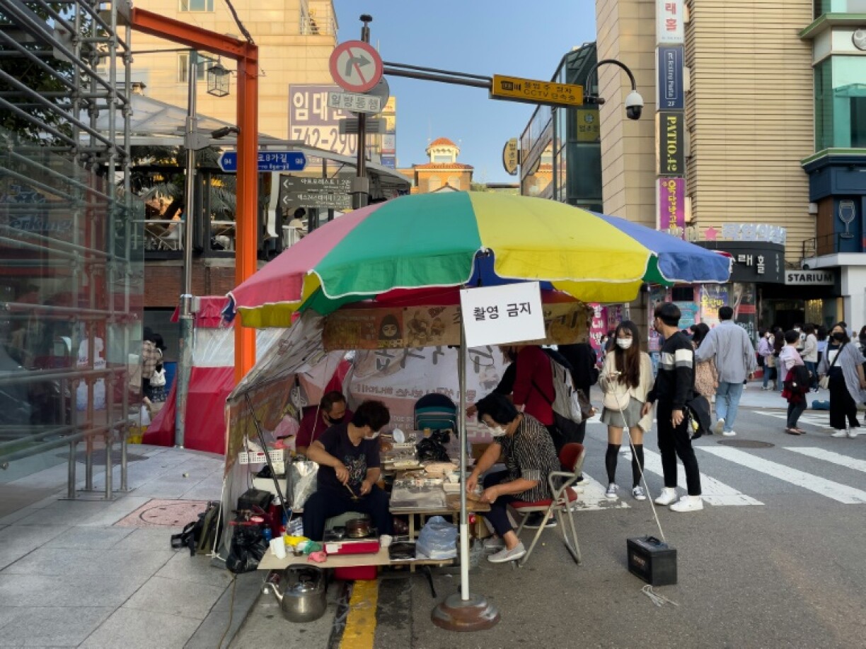 Les clients font la queue devant le stand de Lim Chang-joo et Jung Jung-soon pour acheter des