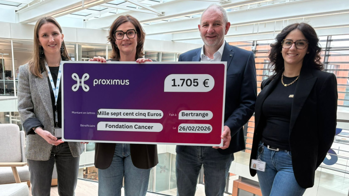 D'Iwwerreechung vum Scheck vu Proximus un d'Fondation Cancer.
