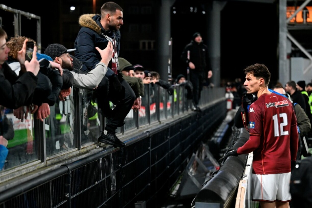 Le joueur de Metz Benjamin Stambouli (droite) échange avec des supporters, après la défaite en Coupe de France contre Montpellier, le 11 janvier 2026, à Metz
