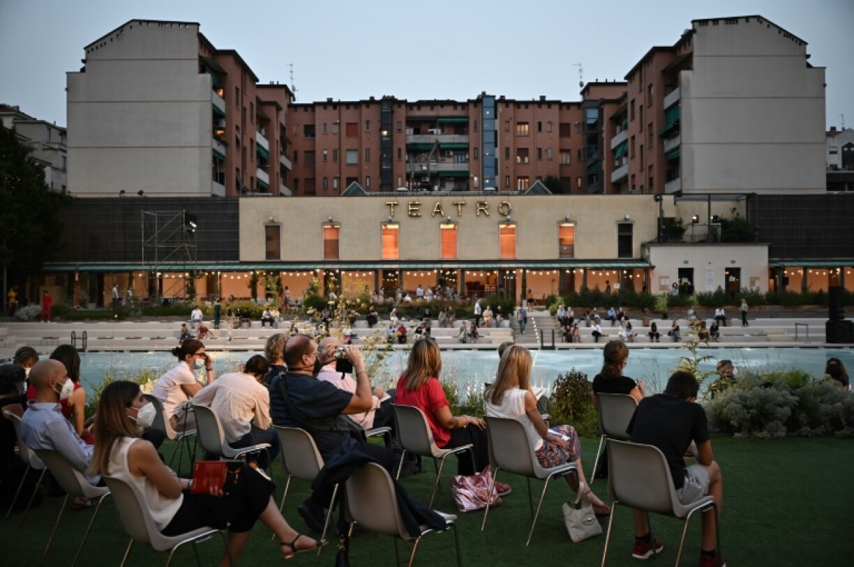 Des spectateurs avant la représentation du ballet de la Scala aux Bagni Misteriosi, à Milan le 12 juillet 2021