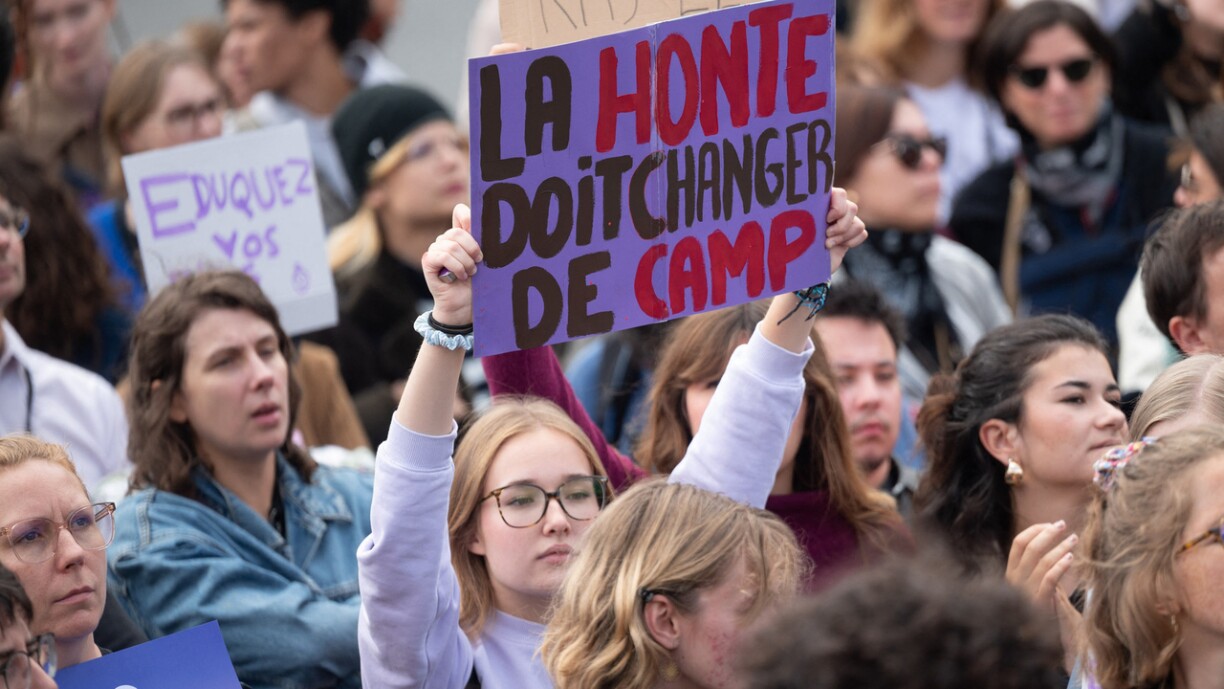 Une photo prise lors d'une manifestation contre les violences faites aux femmes à Paris le 14 septembre 2024