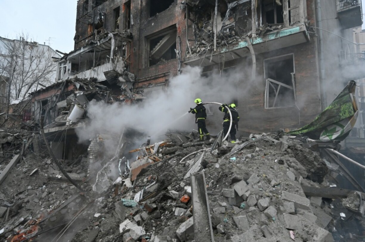 Des pompiers ukrainiens éteignent un incendie provoqué par des frappes russes sur la ville de Kharkiv le 2 janvier 2026