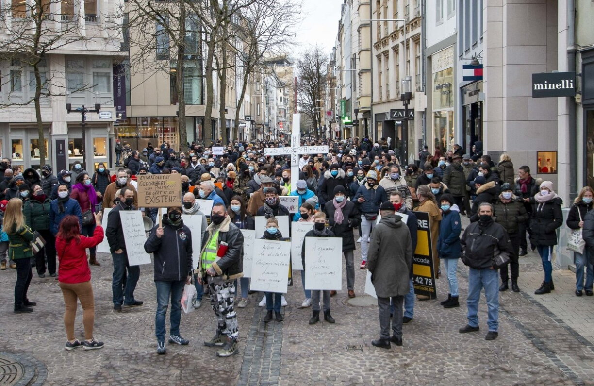 Après les annonces du gouvernement, plus d'une centaine de restaurateurs et cafetiers ont manifesté leur colère samedi après-midi dans les rues de Luxembourg-Ville.