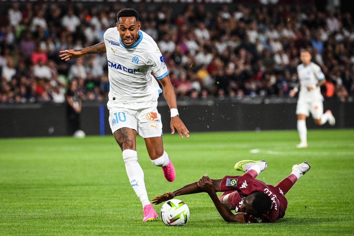 L'attaquant marseillais Pierre-Emerick Aubameyang prend le meilleur sur le défenseur messin Abou Lo.