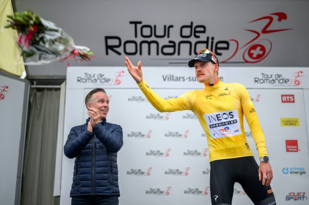 Le Français Dorian Godon (D) leader du Tour cycliste de Romandie après sa victoire dans le prologue, le 28 avril 2026 à Villars-sur-Glâne