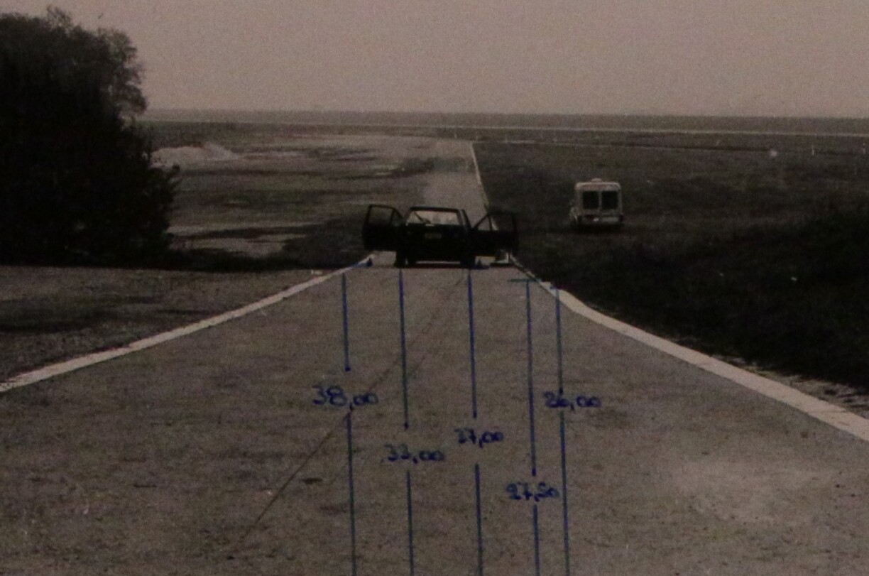 Escape vehicle comes to a standstill near Findel airport. Hostages are taken.