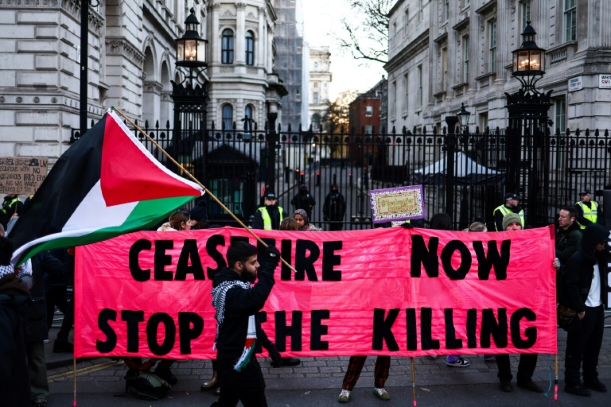Une banderole appelant à la fin des violences à Gaza déployée devant le siège du Premier ministre, à Londres, le 25 novembre 2023