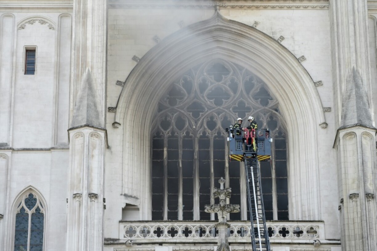 Des pompiers luttent contre l'incendie de la cathédrale Saint-Pierre-et-Saint-Paul à Nantes le 18 juillet 2020