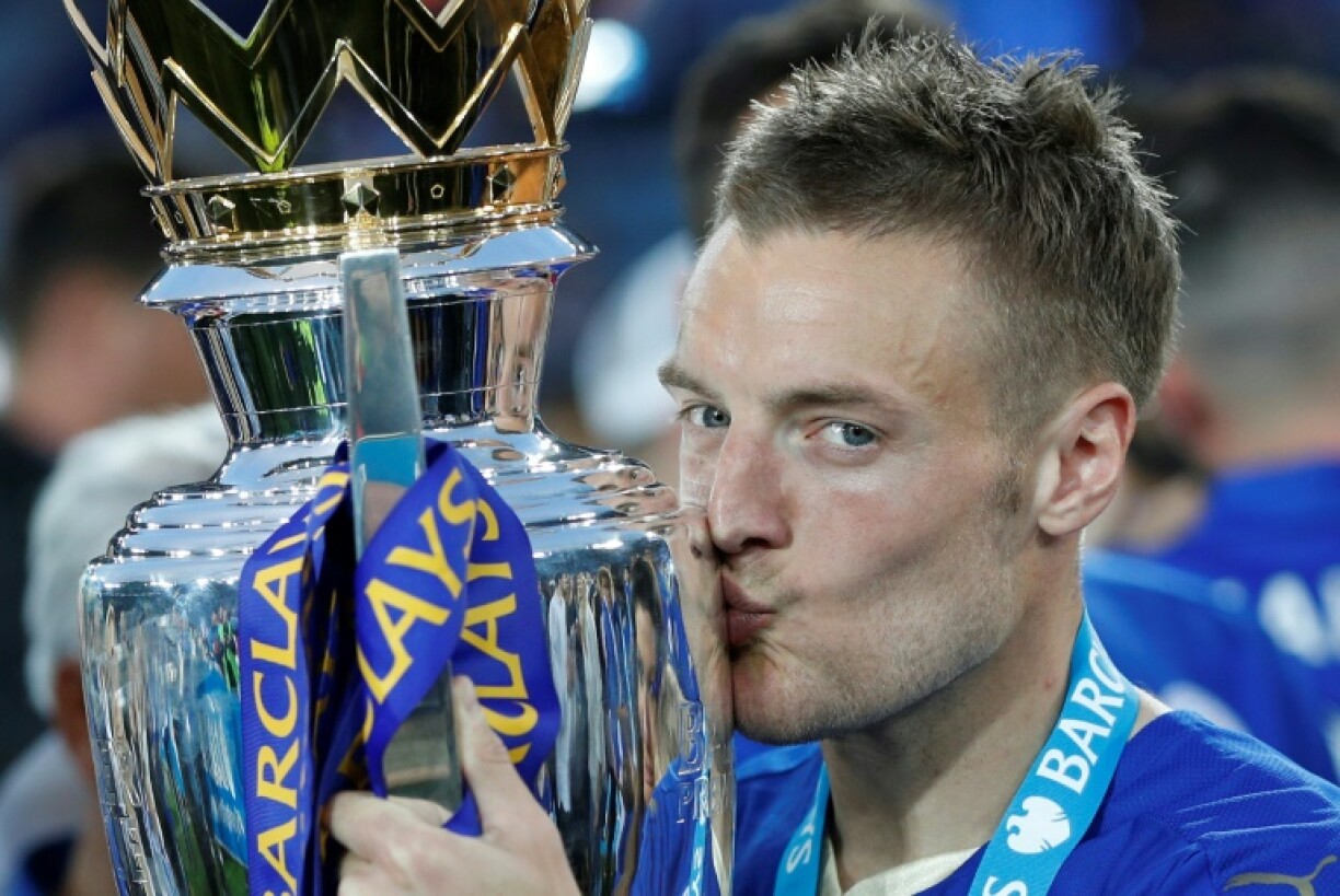 Leicester's Jamie Vardy kisses the Premier league trophy in May 2016