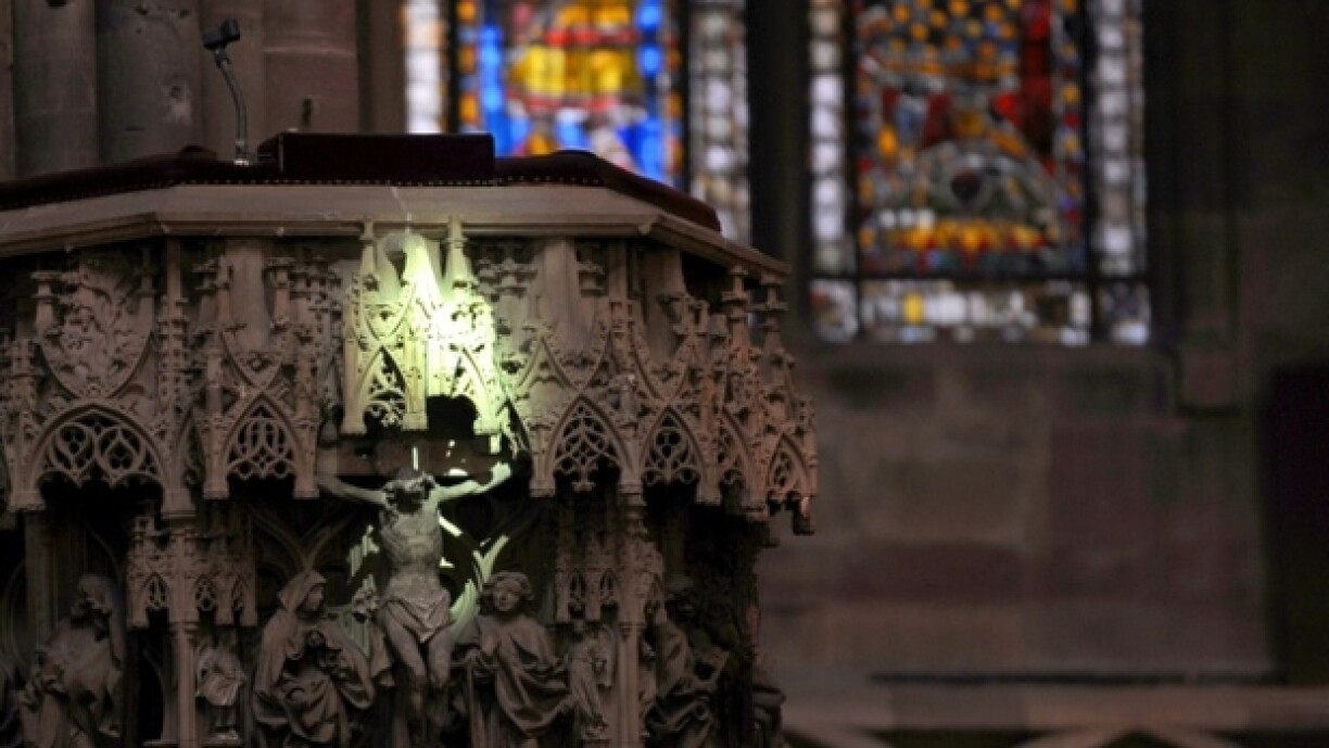 Le rayon vert illumine un Christ en pierre dans la cathédrale de Strasbourg, lors de l'équinoxe de printemps, le 20 mars 2009