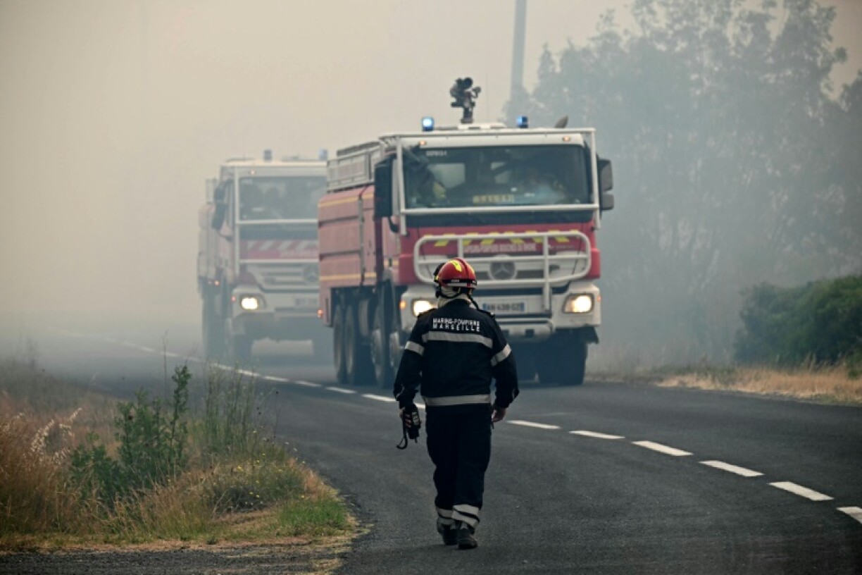 Des pompiers mobilisés contre l'important incendie dans l'Aude, ici près de Fontjoncouse, le 6 août 2025