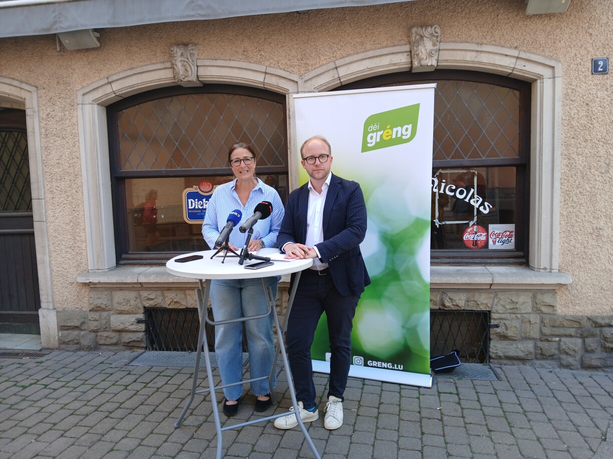 Déi gréng Conseillère Carole Zeimetz an de grénge Conseiller Christophe Origer bei der Pressekonferenz den 23. Abrëll 2026 zu Iechternach.