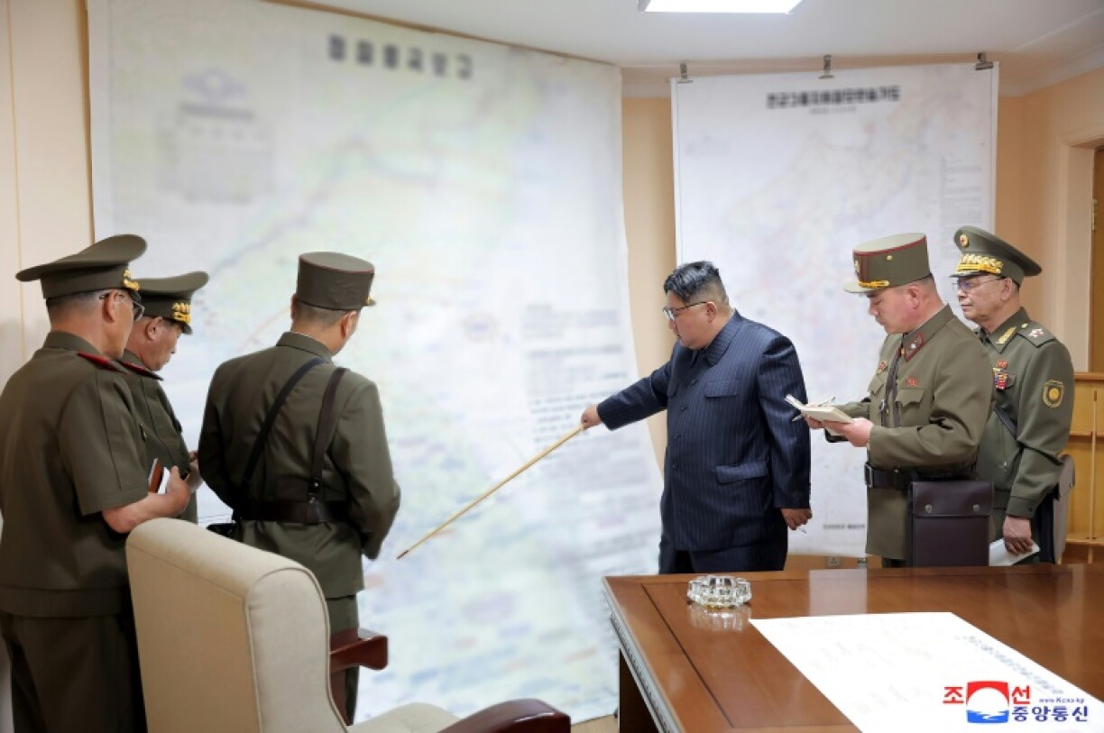 Photo du 29 août 2023 publiée par l'agence nord-coréenne KCNA le 31 août montrant le dirigeant nord-coréen Kim Jong Un (centre) inspectant le poste de commandement d'entraînement de l'état-major général de l'Armée populaire coréenne (APC), dans un lieu tenu secret en Corée du Nord