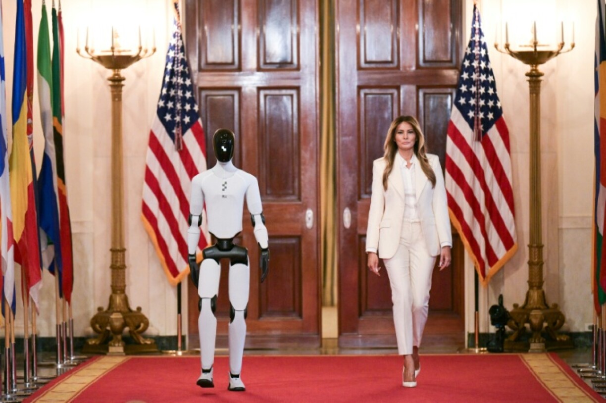 La Première dame des Etats-Unis, Melania Trump, arrive accompagnée du robot humanoïde "Figure 3" pour un sommet sur l'IA à la Maison Blanche, à Washington, le 25 mars 2026