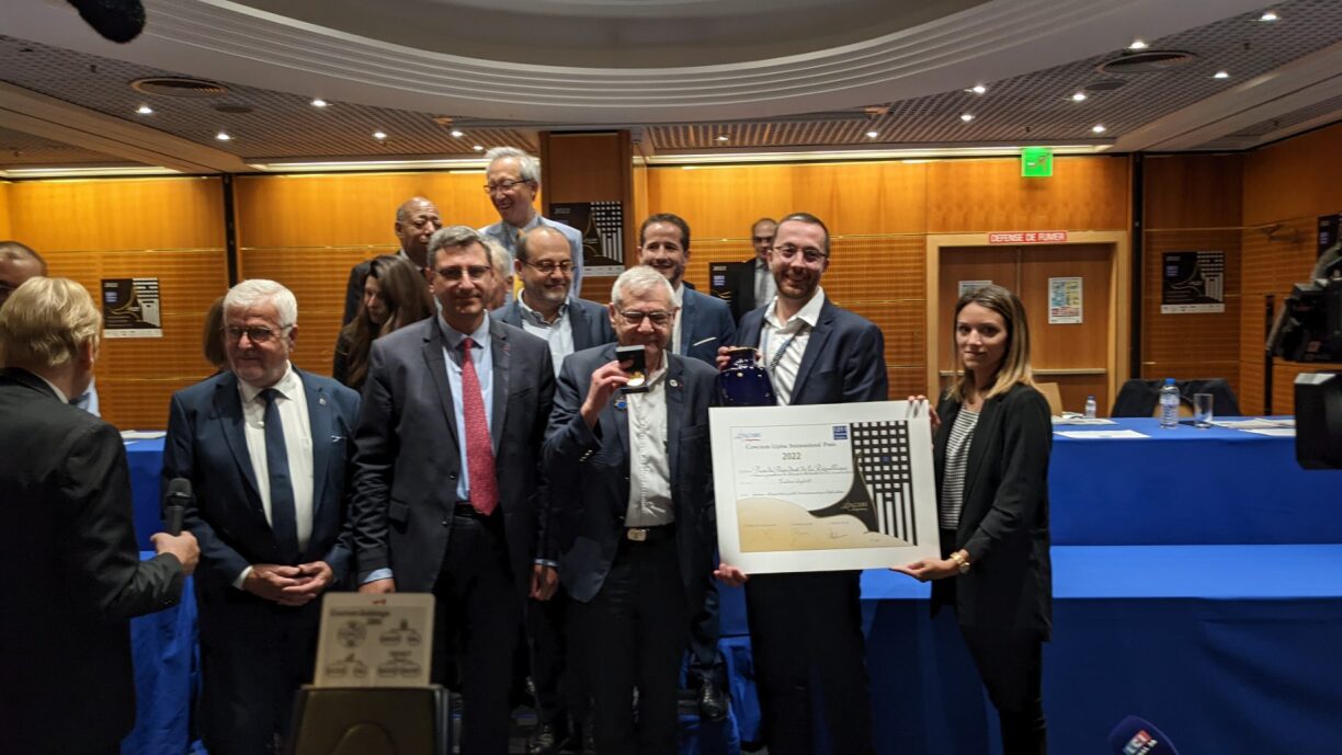 Le Mosellan, Frédéric Leybold, président de l'association des premiers répondants (2e en partant de gauche) au moment de la remise du prix du Président de la République du concours Lépine à Paris, dimanche soir.