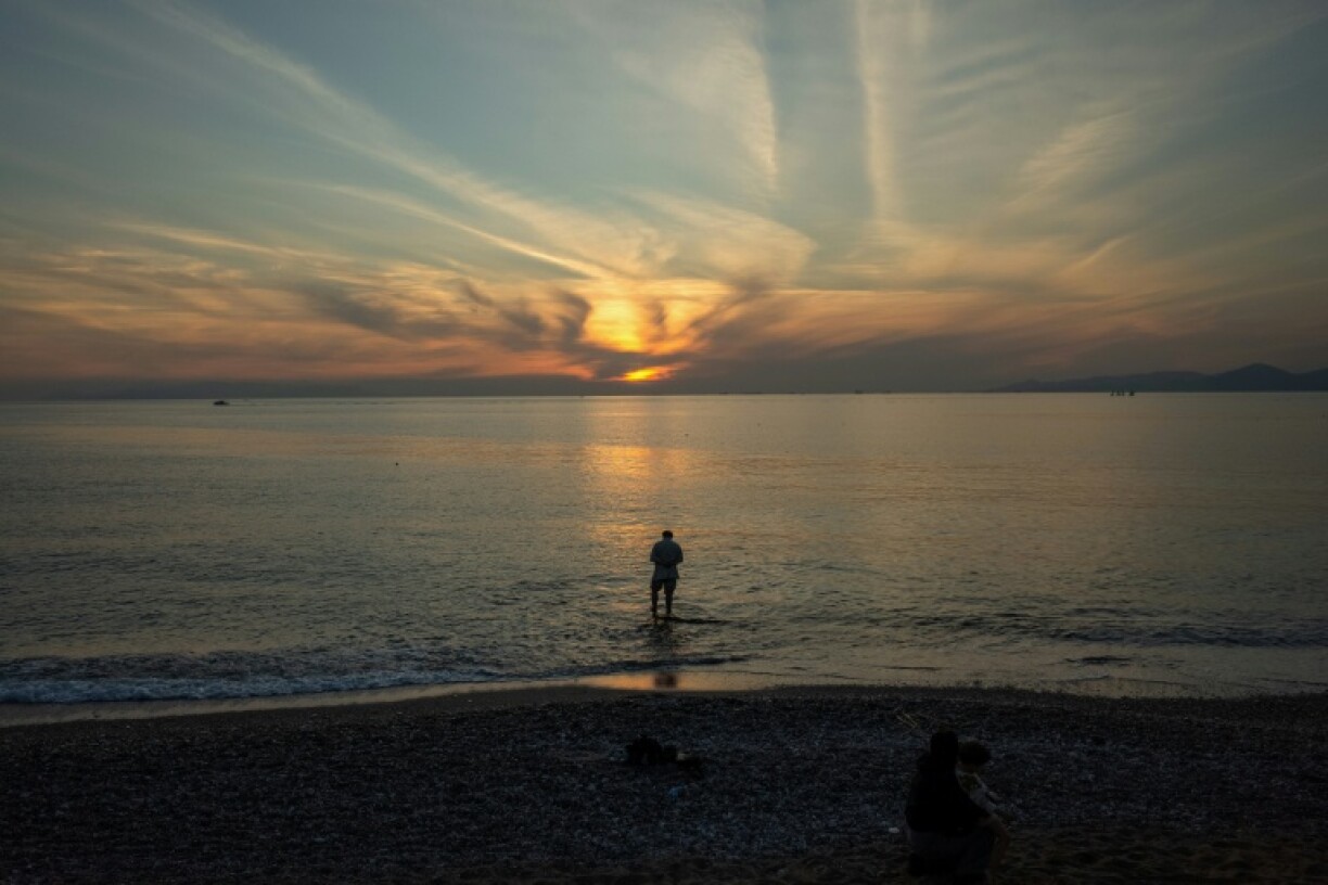 Die griechische Regierung hat mehr als 250 Strände ausgewiesen, die in ihrem natürlichen Zustand gelassen werden müssen. Sie umfasst Strände auf dem Festland und den Inseln, an denen etwa keine Sonnenschirme und Liegen vermietet werden dürfen.