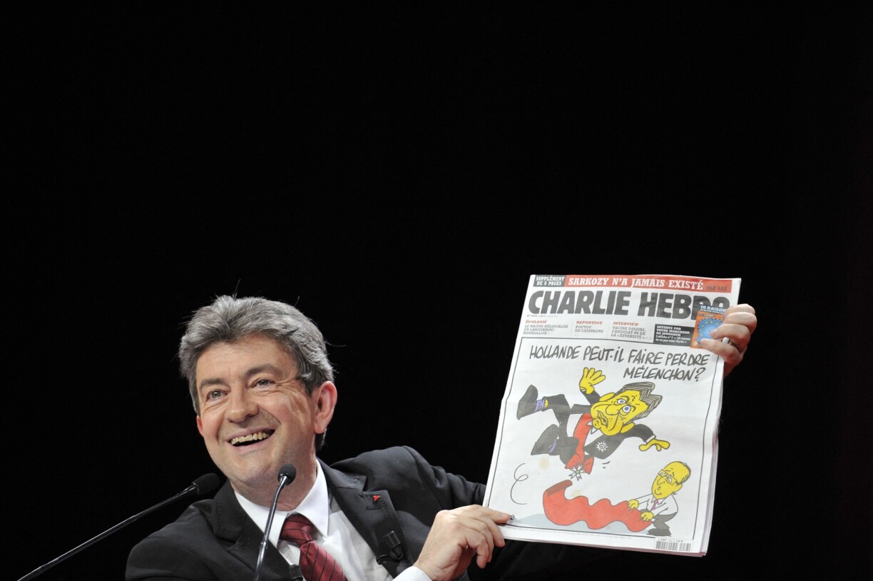 Mélenchon en 2012, tenant un exemplaire de Charlie Hebdo.