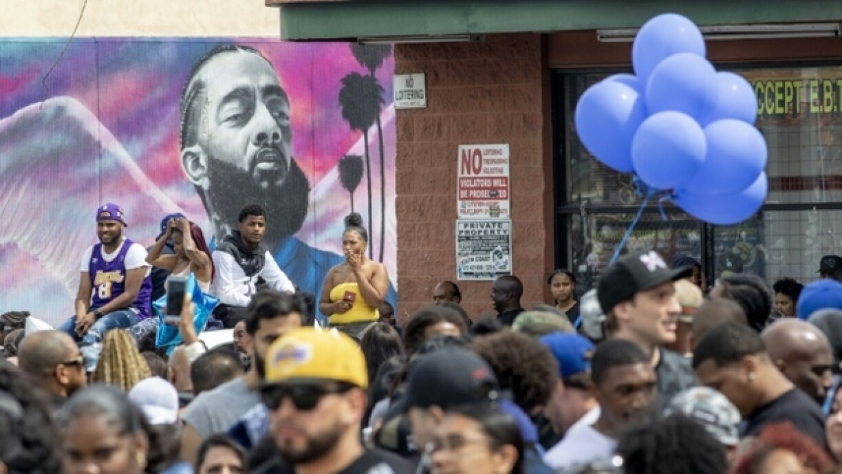 Un portrait du rappeur Nipsey Hussle sur un mur de Los Angeles le 11 avril 2019, lors d'une cérémonie lui rendant hommage après son décès
