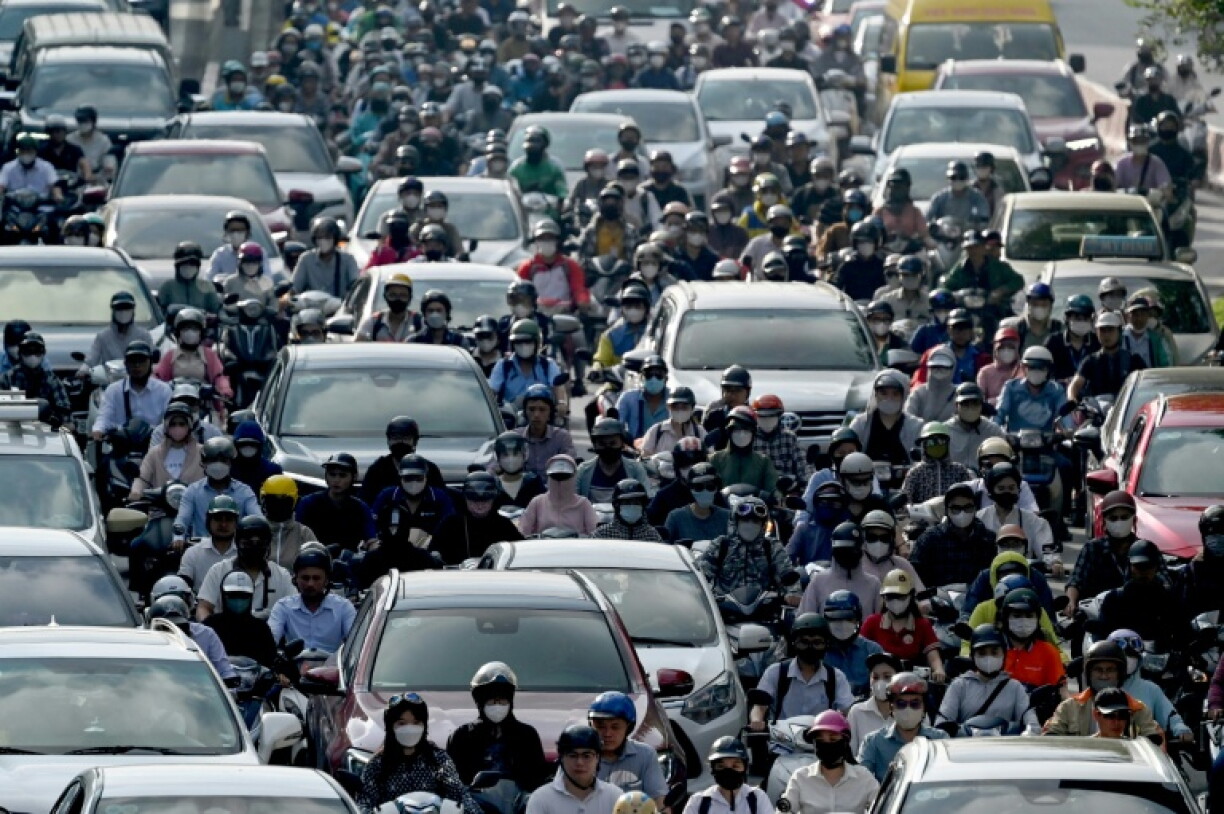 Des deux-roues au milieu du trafic à Hanoï au Vietnam le 17 juillet 2025