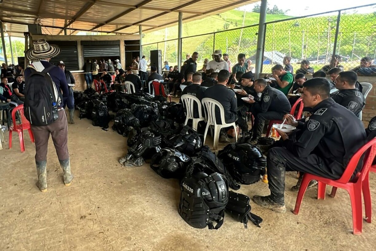 Colombian security officers are served a meal after being taken hostage by a FARC dissident group, in this photo released by a community group in the Cauca region of southwest Colombia