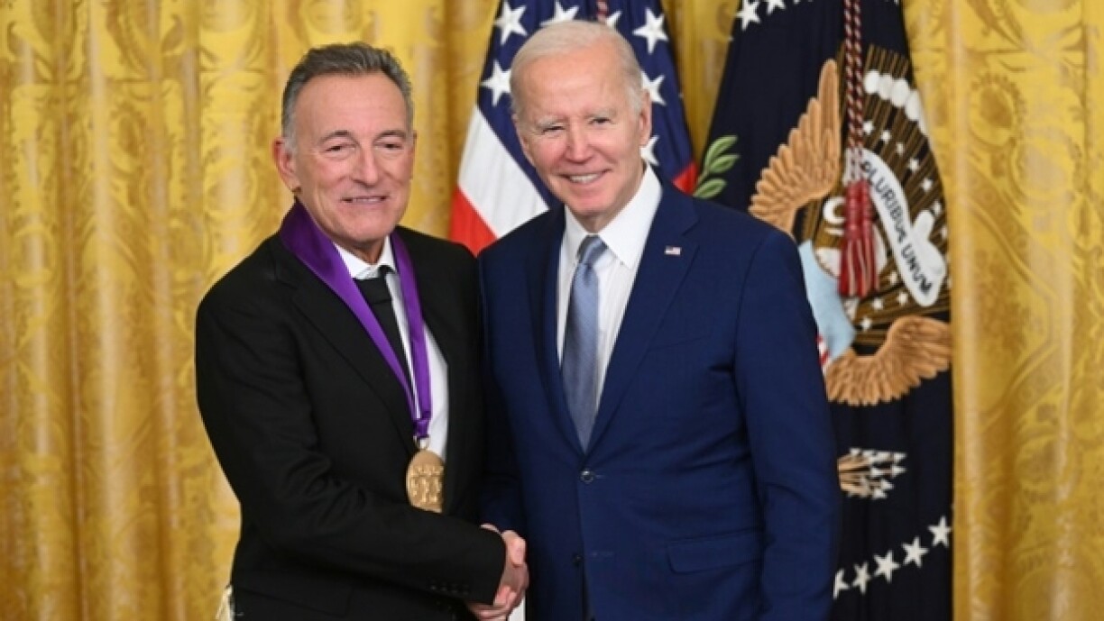 Le président américain Joe Biden et le chanteur Bruce Springsteen lors d'une cérémonie à la Maison Blanche, le 21 mars 2023