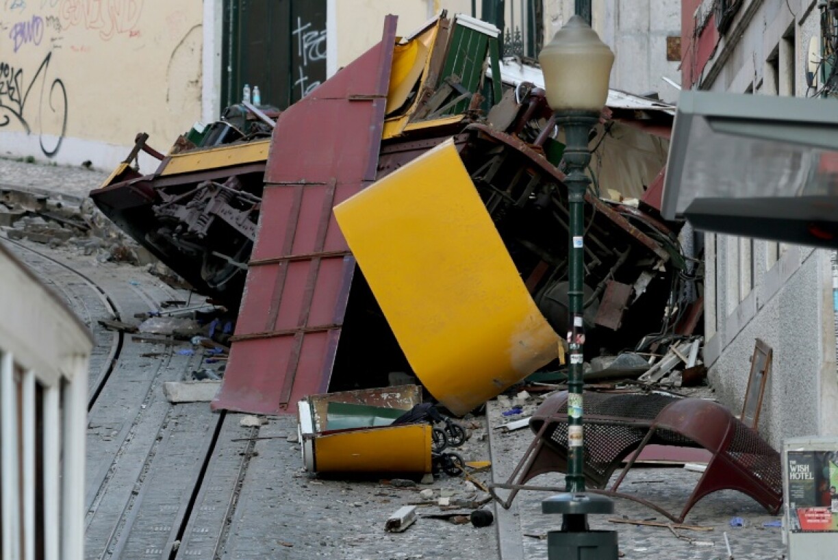 L'épave d'un funiculaire au lendemain de son déraillement à Lisbonne, le 4 septembre 2025 au Portugal.