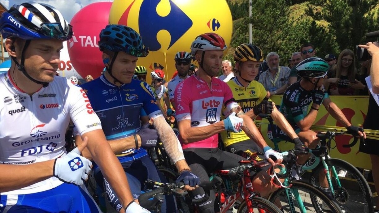 E Freideg de Moie beim Start vun der 7. Etapp: de Jonas Vingegaard op Leader-Maillot.