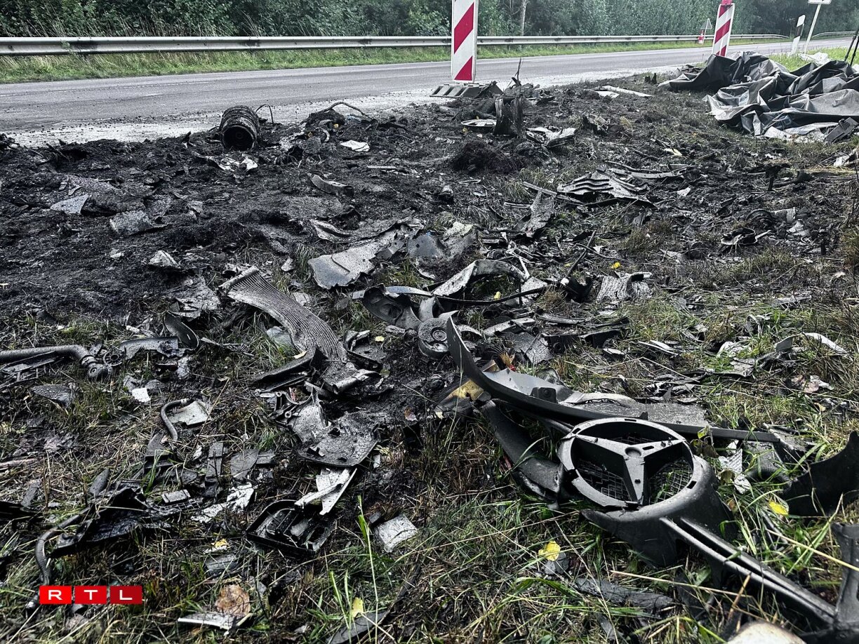 La collision frontale entre une voiture et une camionnette qui s'est produite sur la N15 entre Feulen et Heiderscheid lundi 1er septembre 2025 a été suivi d'un violent incendie des deux véhicules.