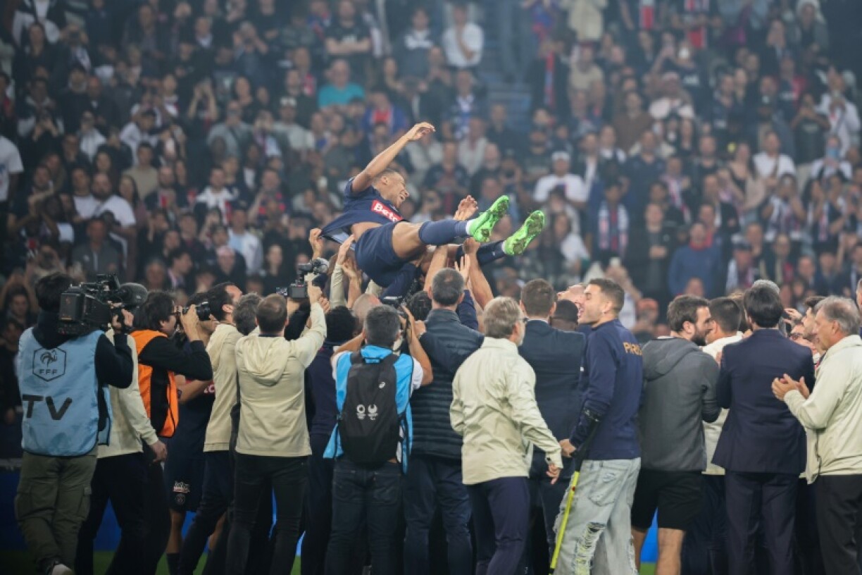 Kylian Mbappe porté par ses coéquipiers après la victoire du Paris SG en finale de la Coupe de France contre Lyon, à Villeneuve d'Ascq, le 25 mai 2024.