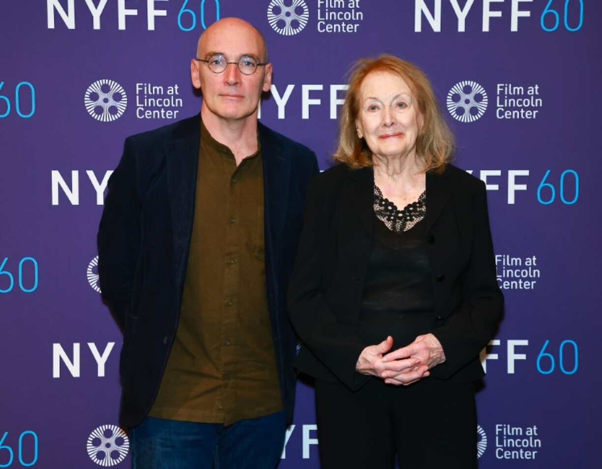 L'écrivaine française lauréate 2022 du prix Nobel de littérature Annie Ernaux et son fils David Ernaux-Briot, à New York le 10 octobre 2022