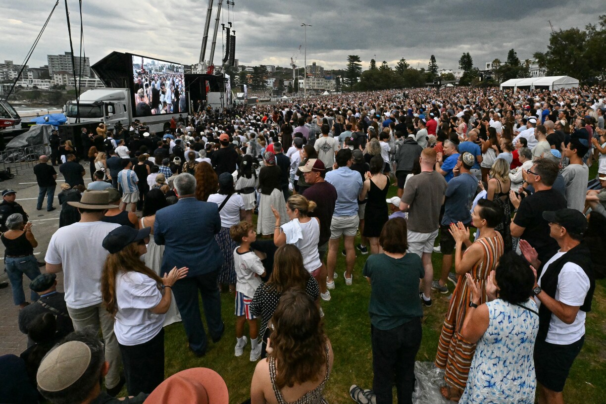 Cérémonie commémorative organisée à Sydney en hommage aux victimes de la fusillade survenue à Bondi Beach.