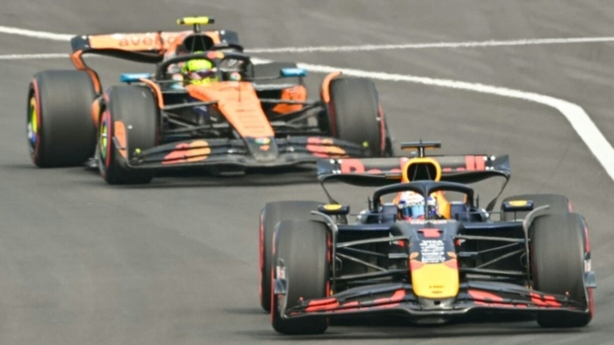 La McLaren de Lando Norris et la Red Bull de Max Verstappen quittent la voie des stands, juste avant le départ du Grand Prix de Chine, le 23 mars 2025