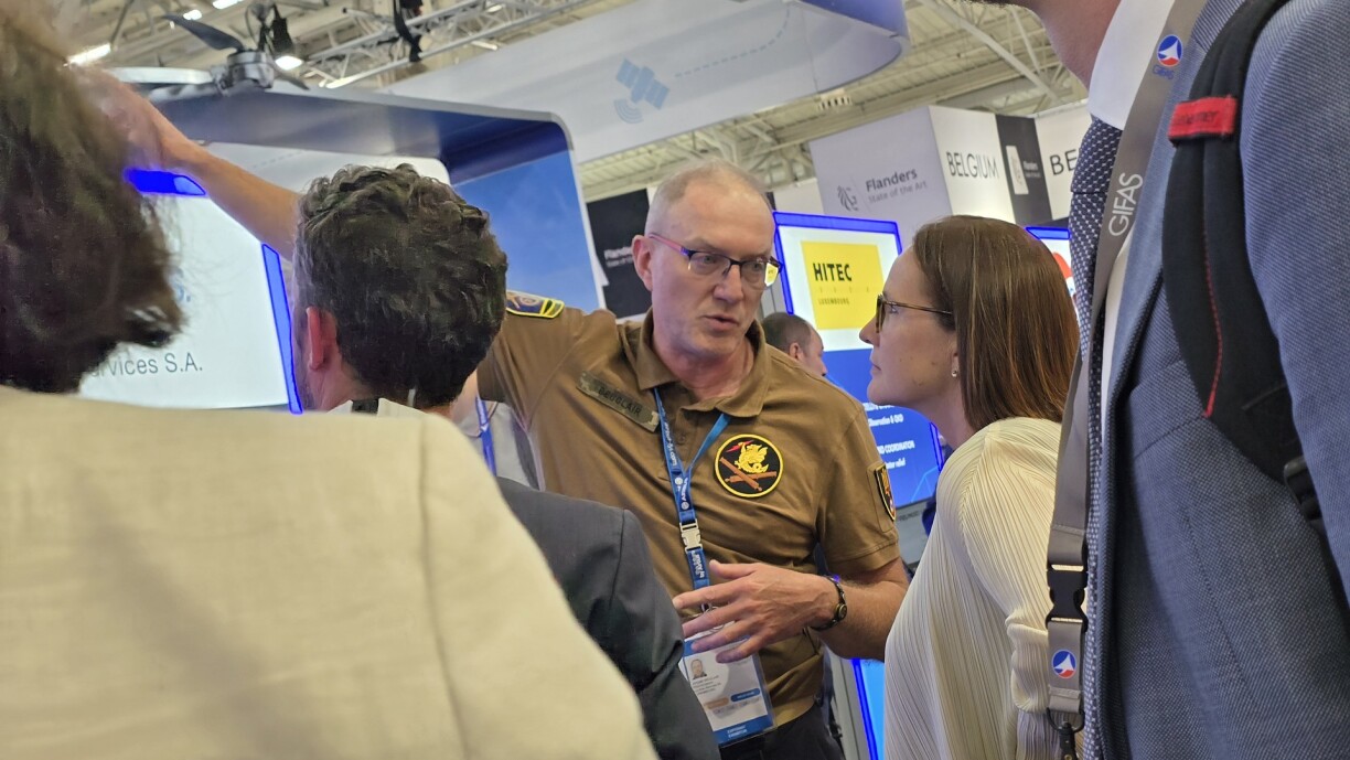 Jérôme Beuclair shows drones that could be built in Luxembourg to Defence Minister Yuriko Backes.