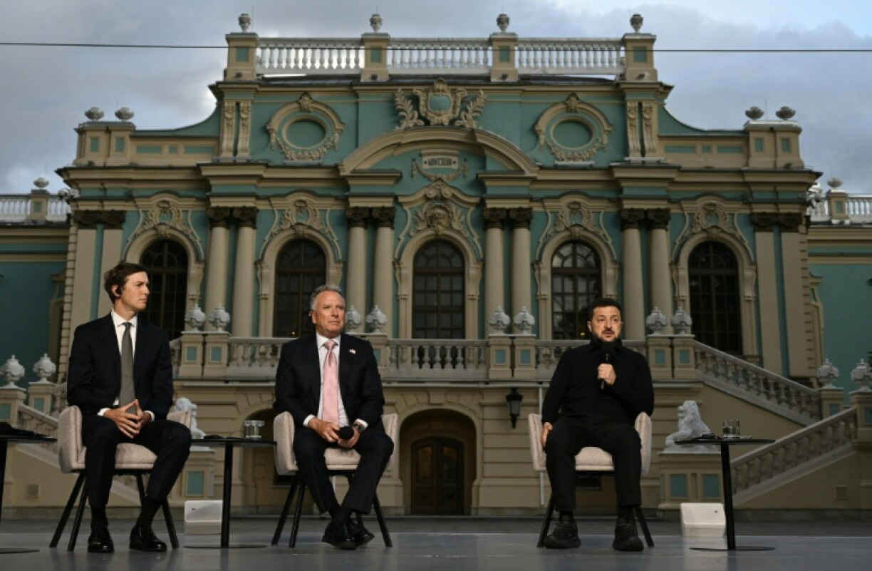 Bei ihrem ersten Besuch in Kiew seit Beginn des russischen Angriffskriegs gegen die Ukraine haben die US-Gesandten Witkoff und Kushner Zugeständnisse von beiden Seiten gefordert. "Beide Parteien müssen Kompromisse eingehen und die Meinungsverschiedenheiten abbauen", sagte Witkoff.