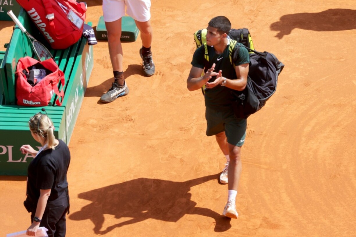 L'Espagnol Carlos Alcaraz après avoir perdu dès son entrée en lice à Monte-Carlo face à l'Américain Sebastian Korda, le 13 avril 2022